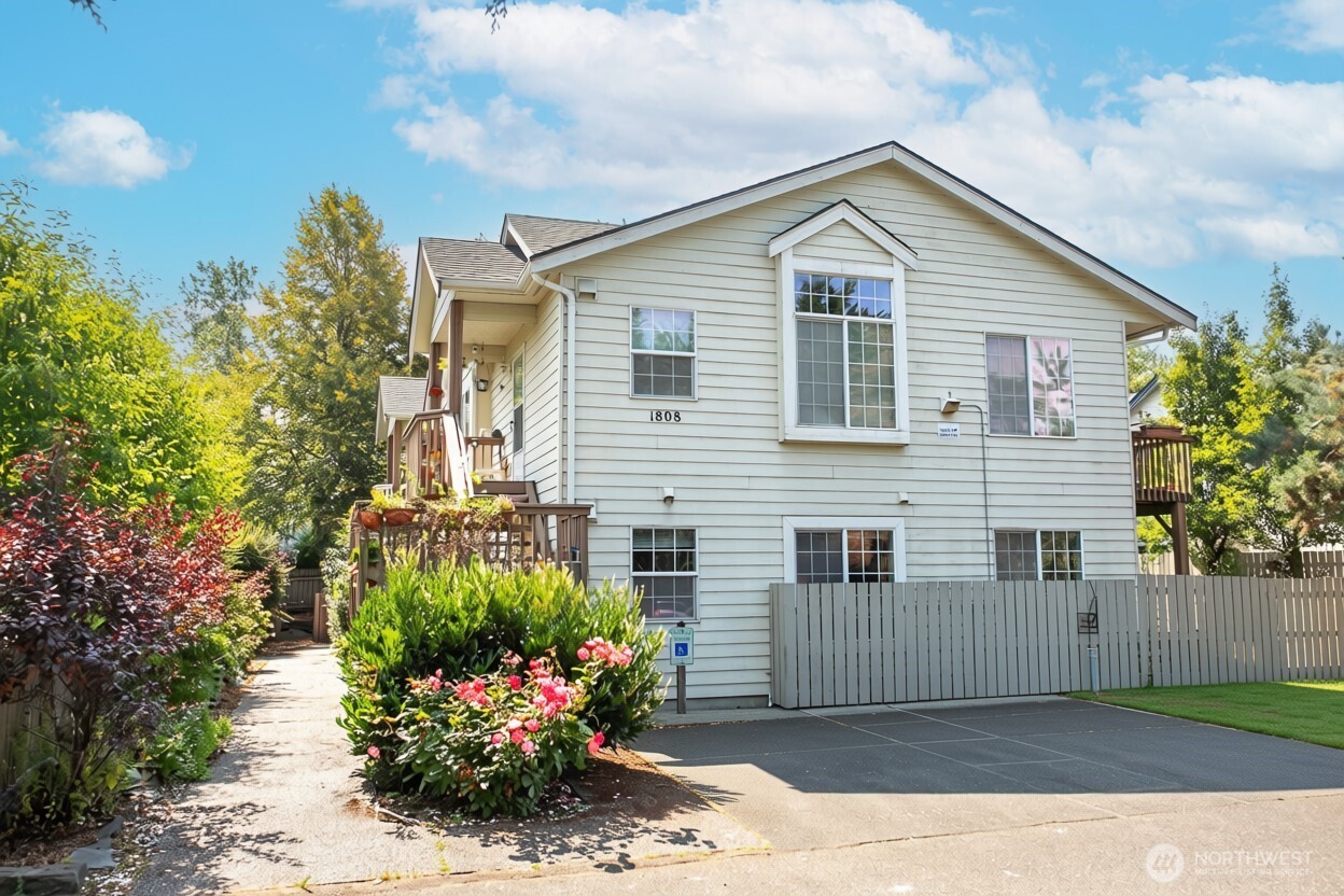1808 E Sunset Drive #101 — photo