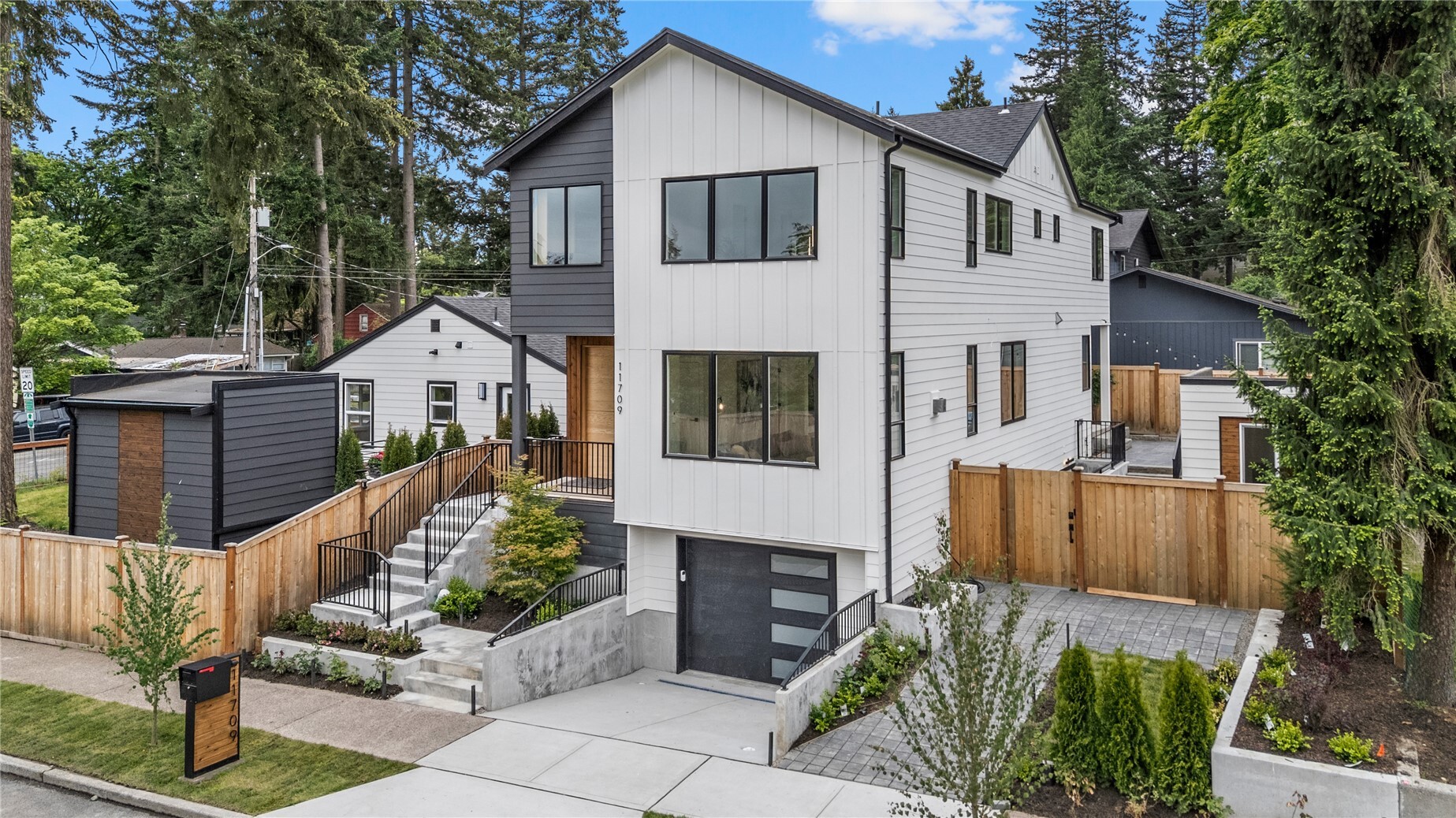 11709 Roosevelt Way NE — photo