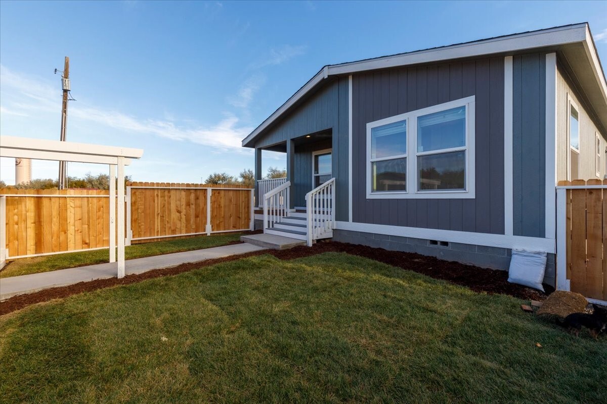413 E Chelan Street — photo