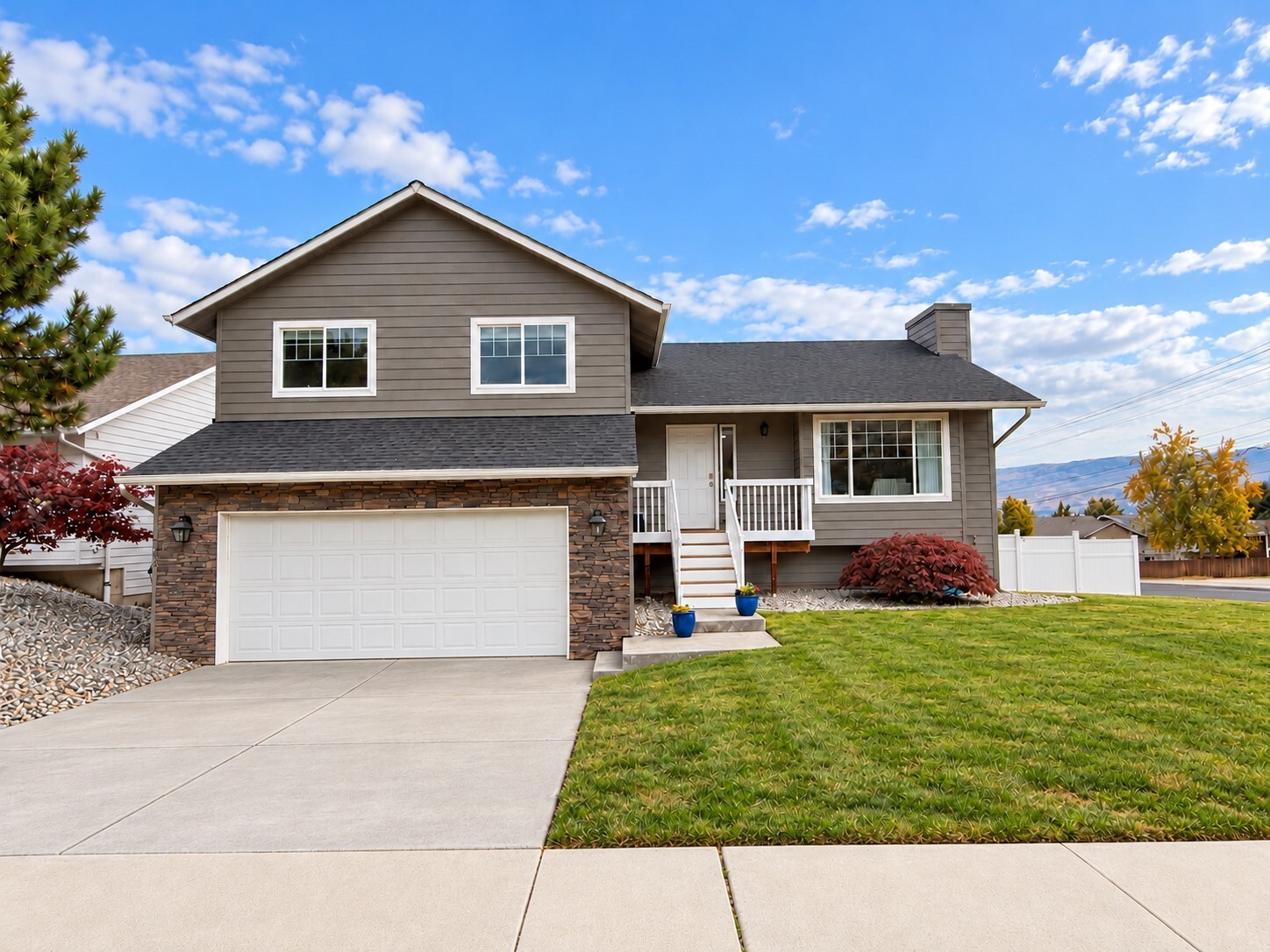 576 Saddle Rock Loop — photo