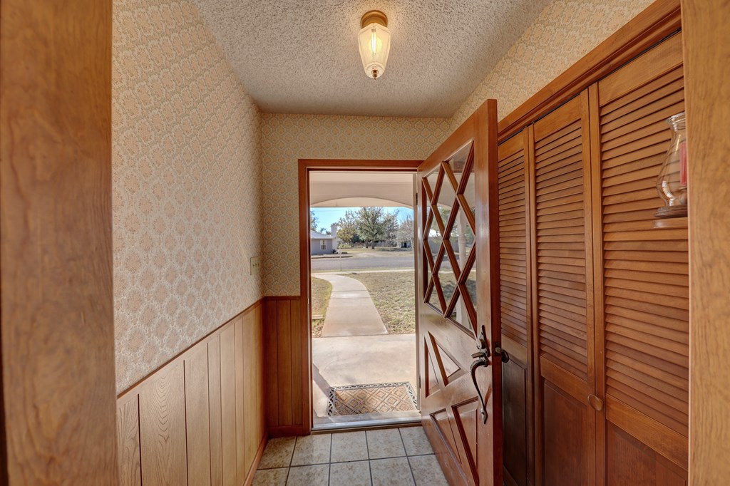 209 E Marfa Avenue, Alpine, TX 79830 — photo 2