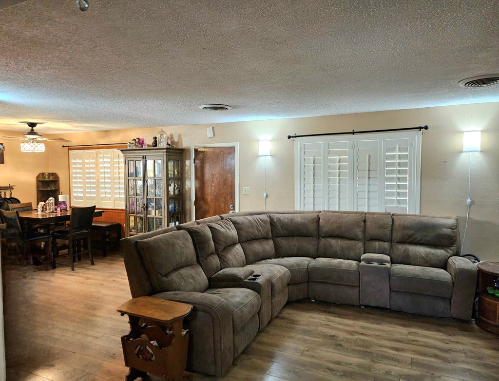 517 E Harriet, Alpine, TX 79830 — photo 2