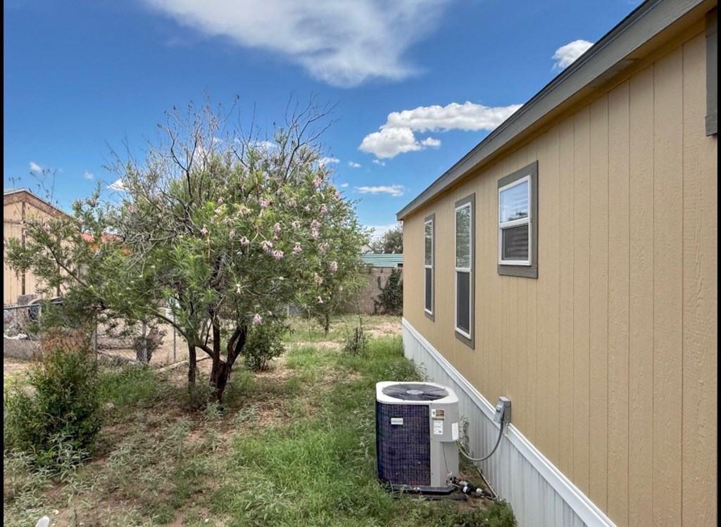 1106 E Washington Street, Marfa, TX 79843 — photo 3