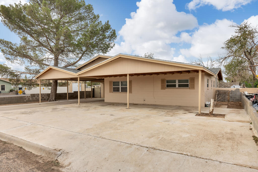 100 E Wharton, Kermit, TX 79745 — photo 2