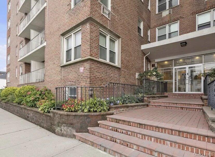 210 E Broadway 6J — photo