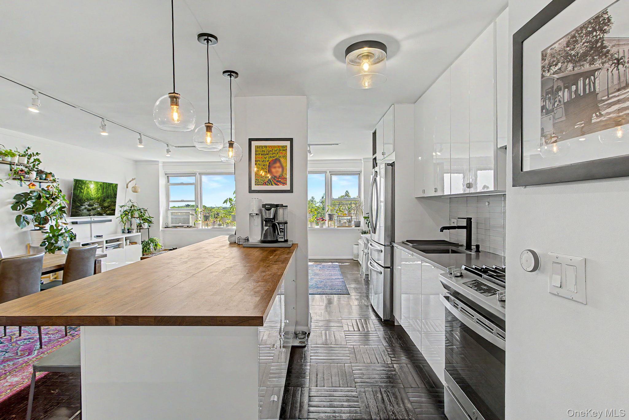 4555 Henry Hudson Parkway 805 — photo