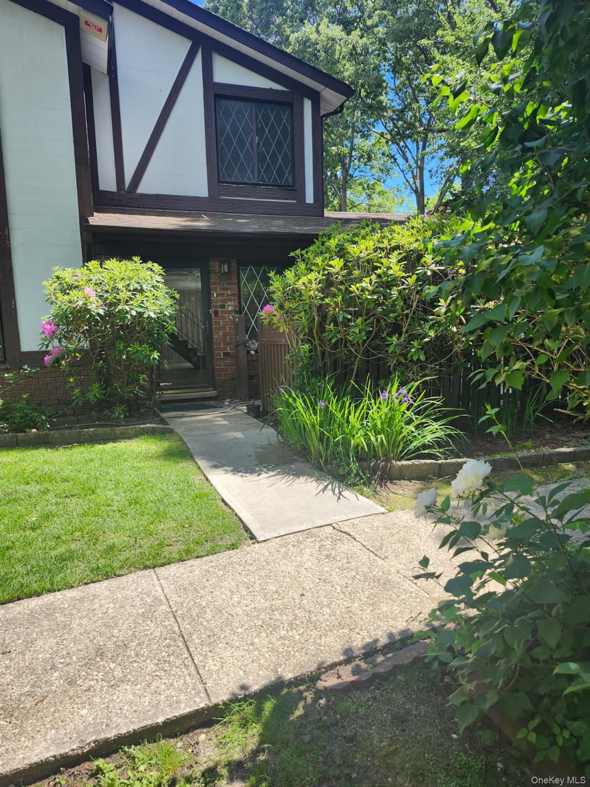 415 Clubhouse Court — photo