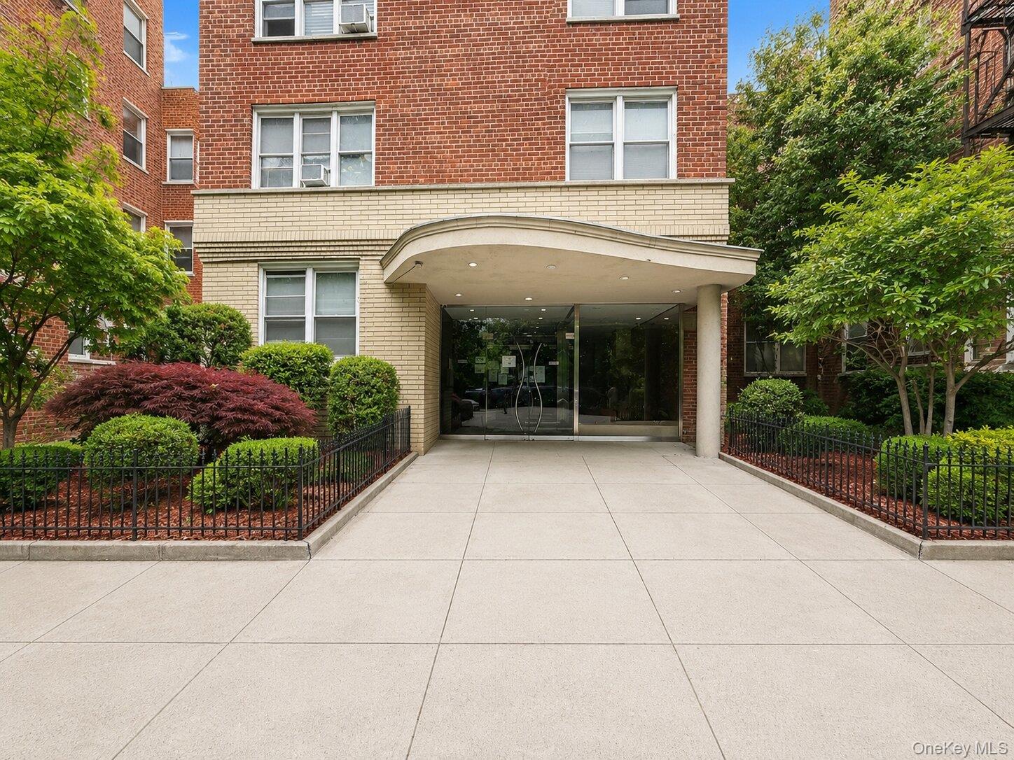 4295 Webster Avenue 2D — photo
