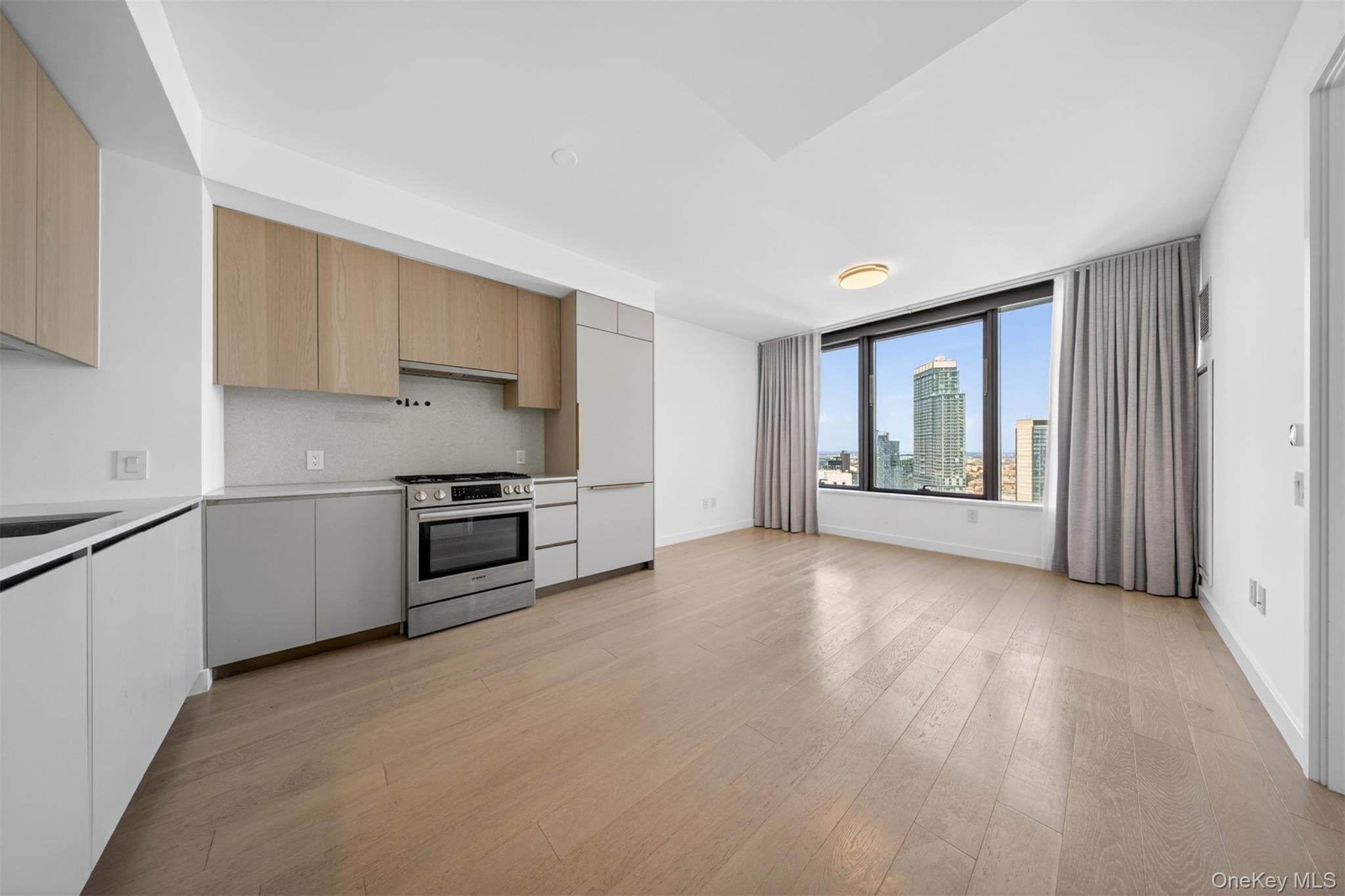 3 Court Square 5005 — photo