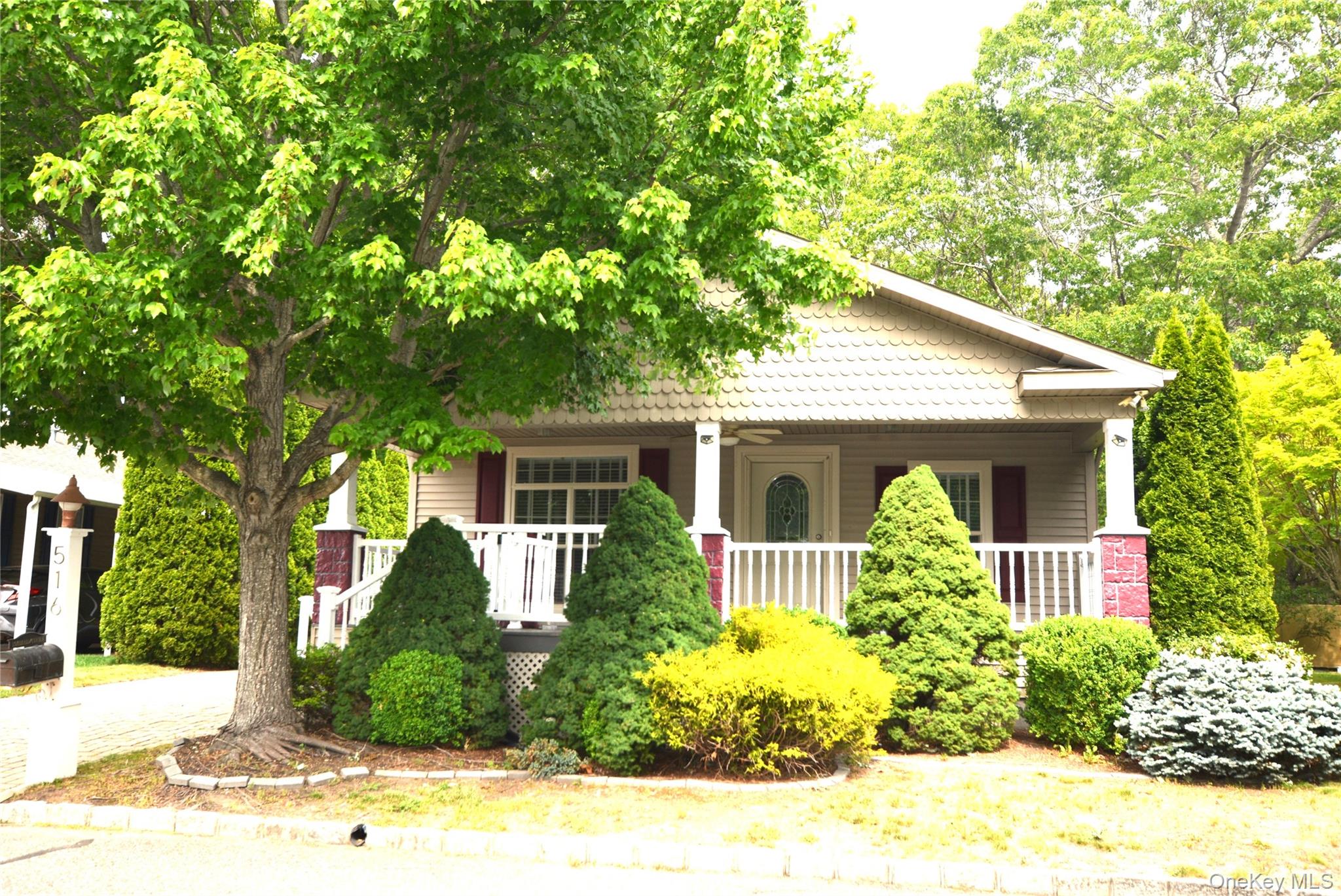 1661 Old Country Road 516 — photo