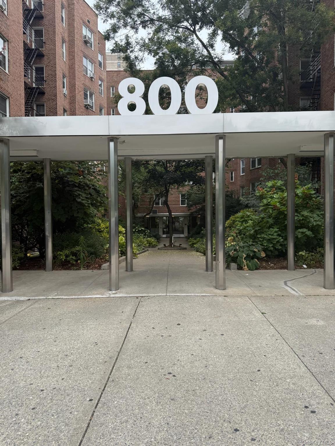 800 Grand Concourse Len — photo