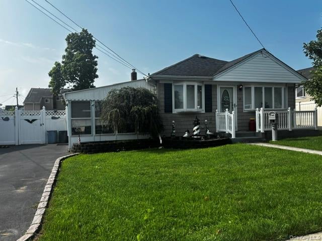 45 W Clearwater Road — photo