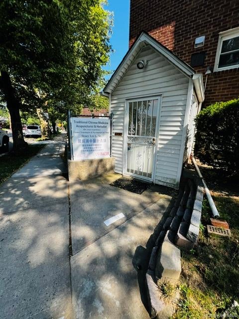 Home in Fresh Meadows, NY 11365 — photo 2