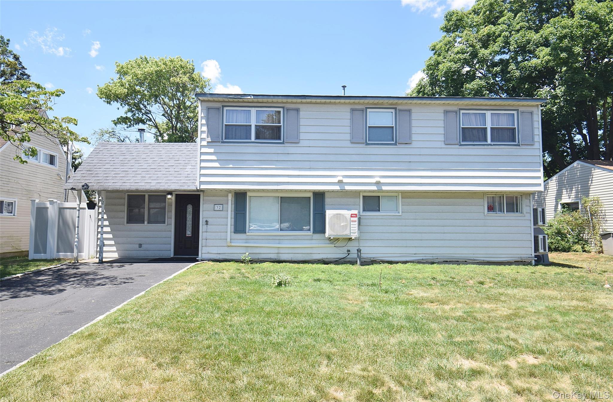 32 W Cabot Lane — photo
