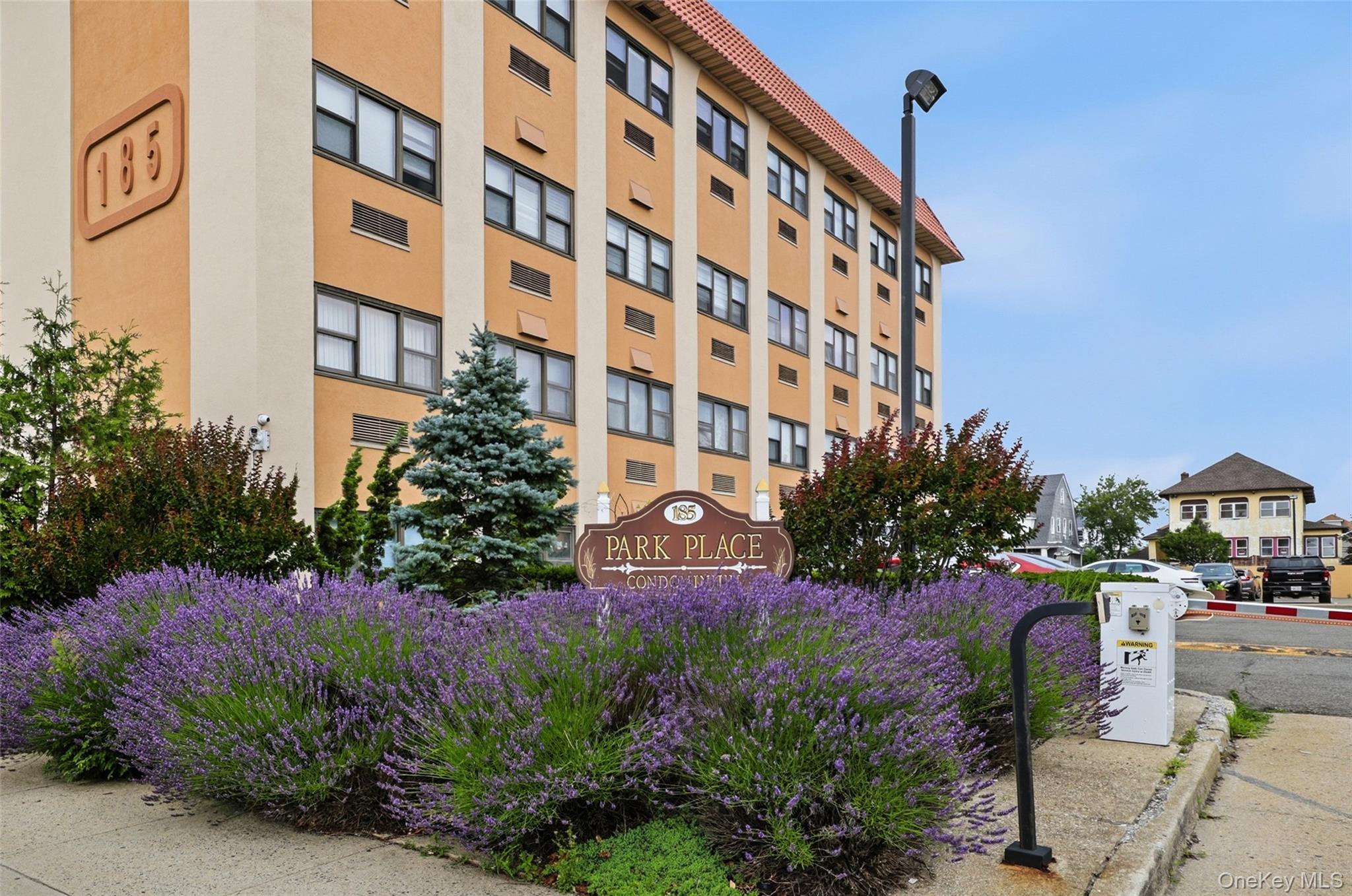 185 W Park Avenue 518 — photo