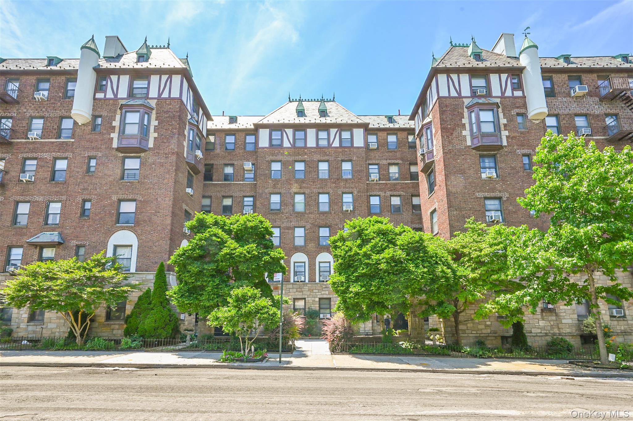 77-16 Austin Street 5L — photo