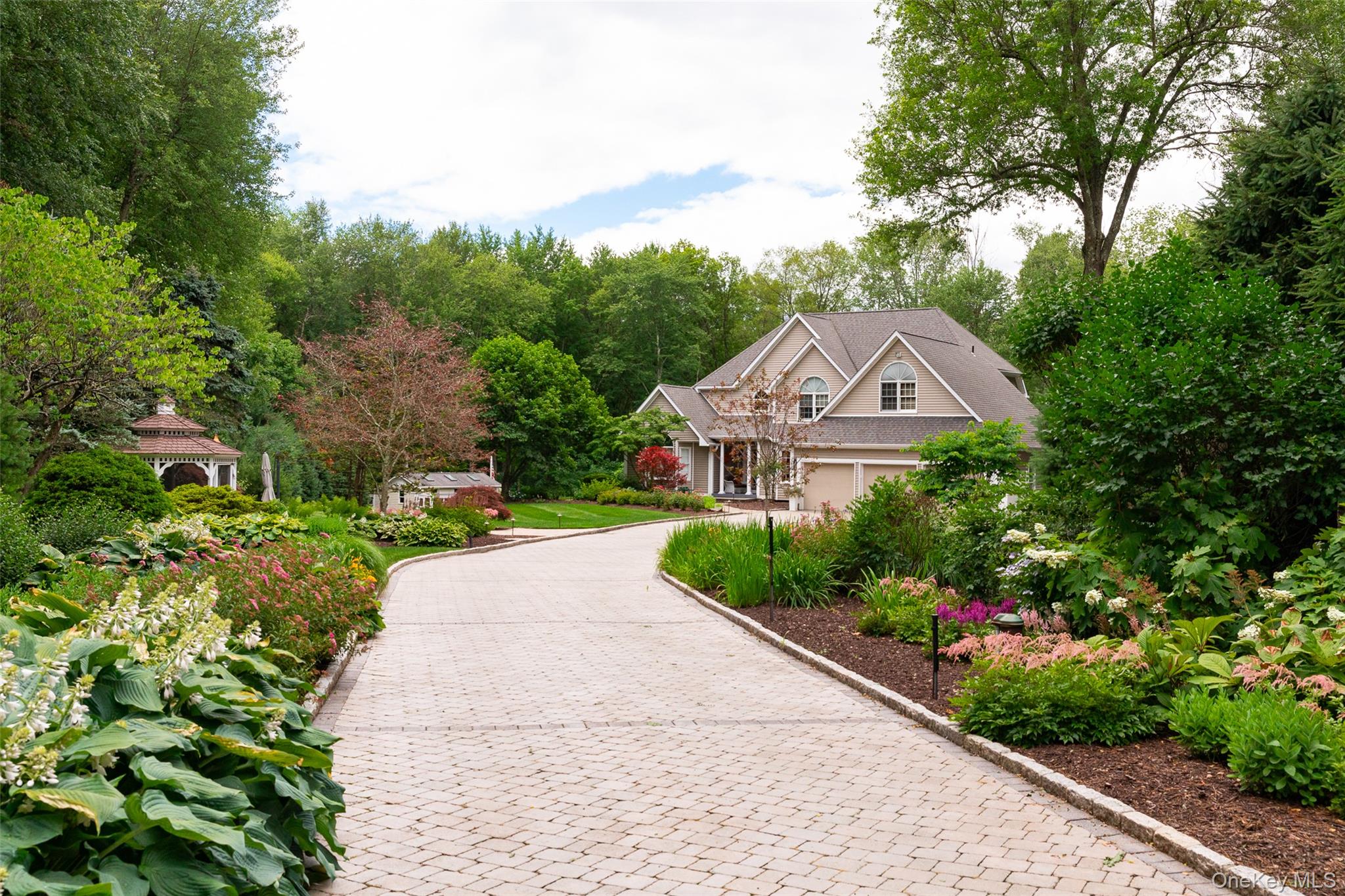 8 Glen Brook Court — photo