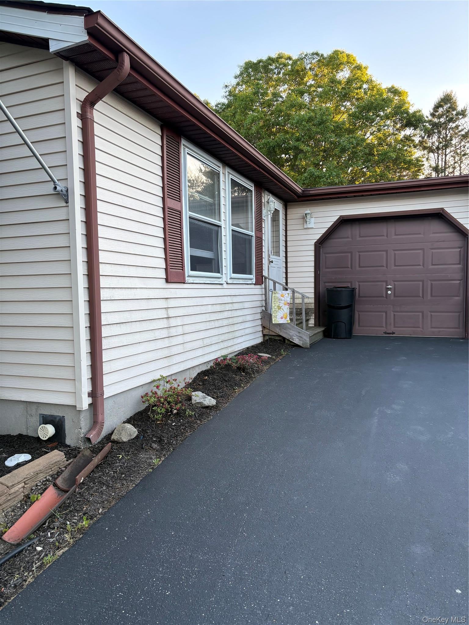 89 Village Circle W — photo