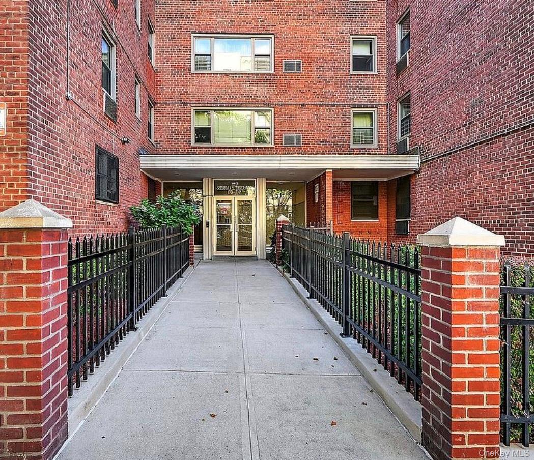 1010 Sherman 2D — photo