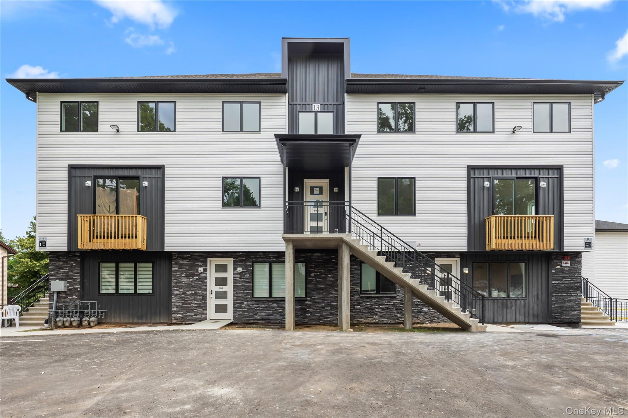 13 Gwen Lane 202 — photo