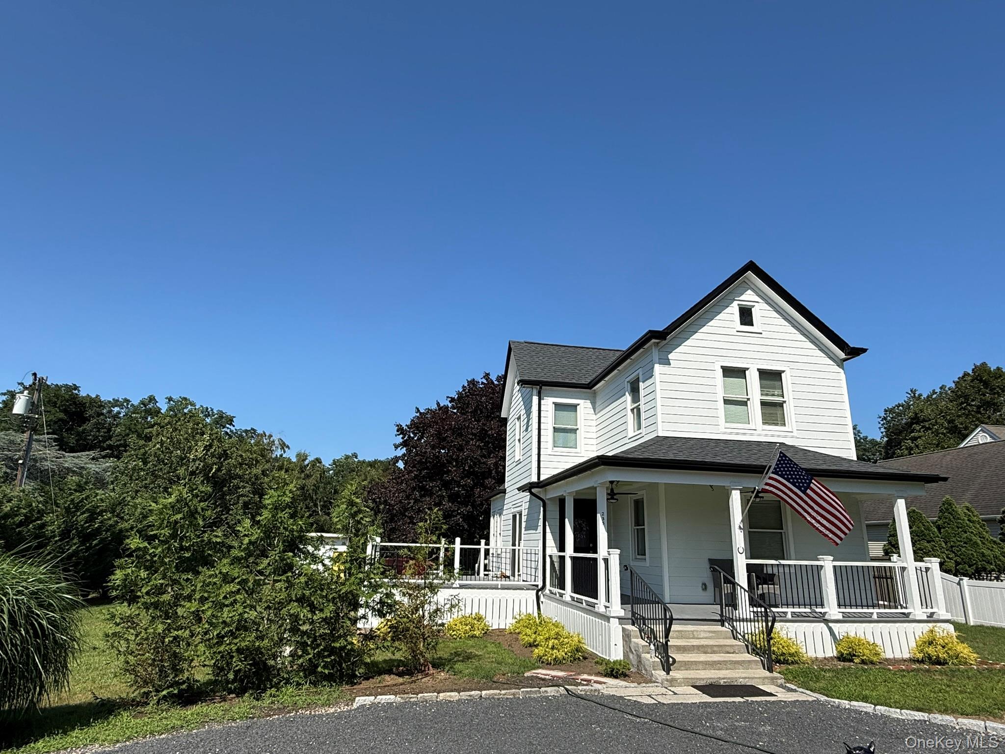 Home in East Marion, NY 11939 — photo 2