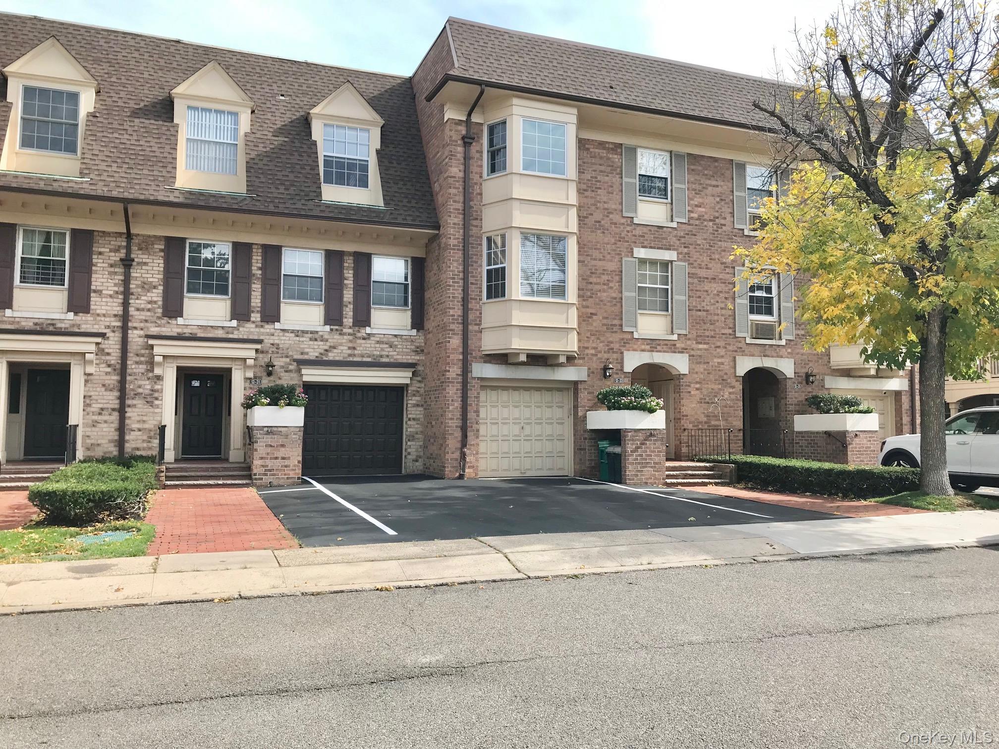 12-31 Robin Lane Triplex, 1st Floor — photo