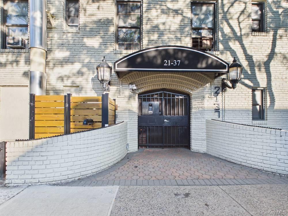 21-37 33rd Street 3D — photo