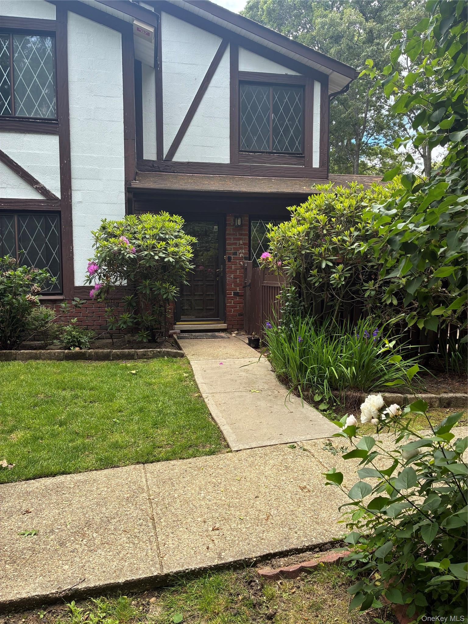 415 Clubhouse Court — photo