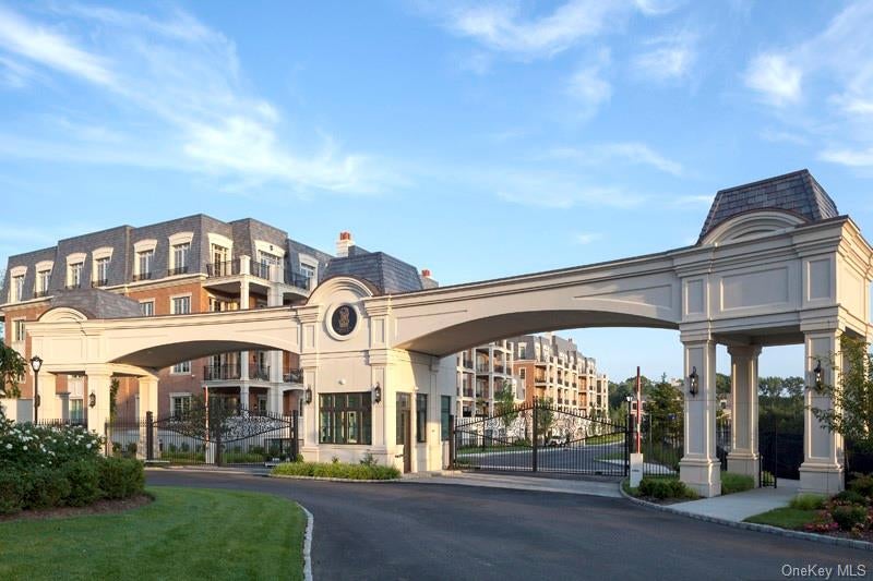 6000 Royal Court 6204 — photo