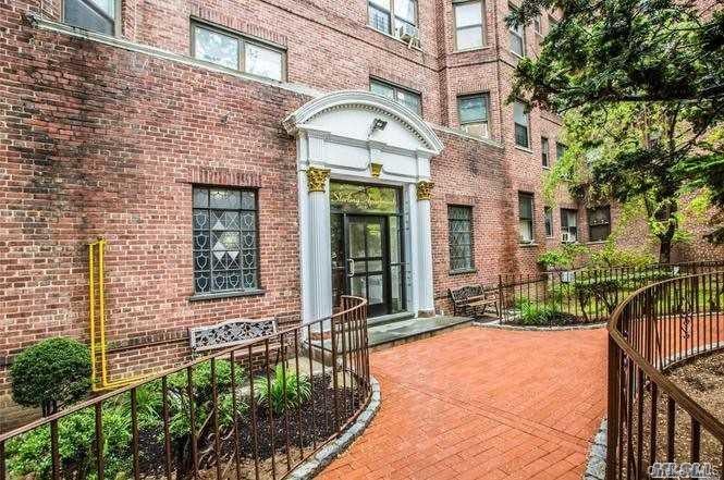 61-41 Saunders Street B57 — photo