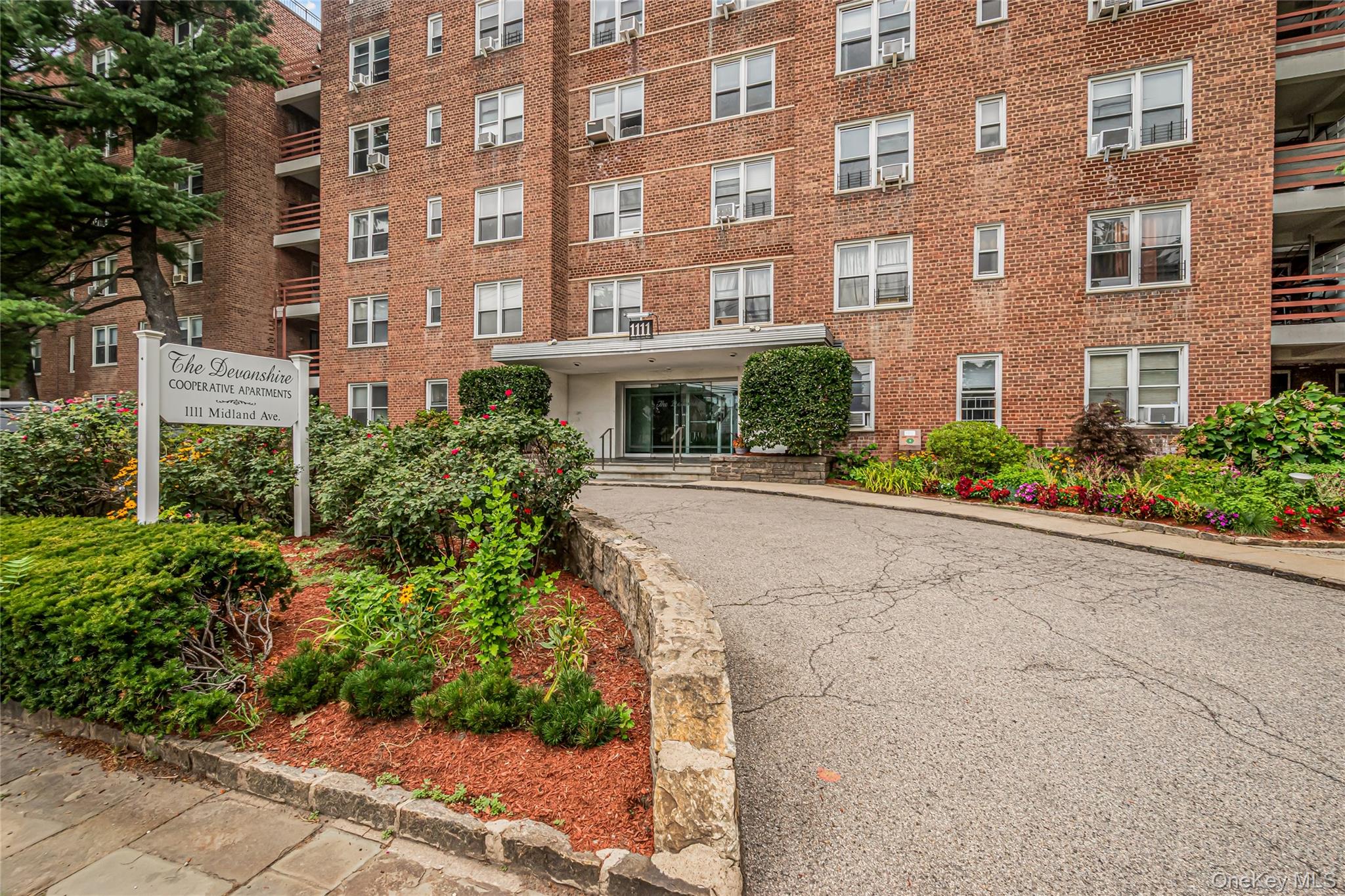 1111 Midland Avenue 4D — photo