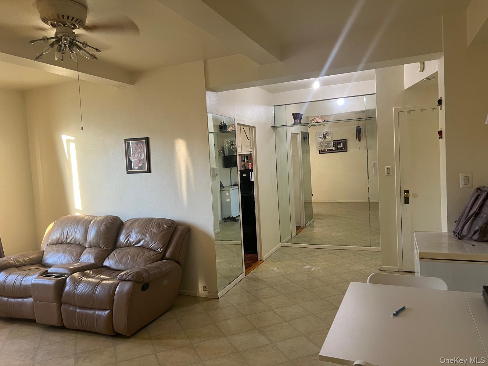 14 Metropolitan Oval 5G — photo