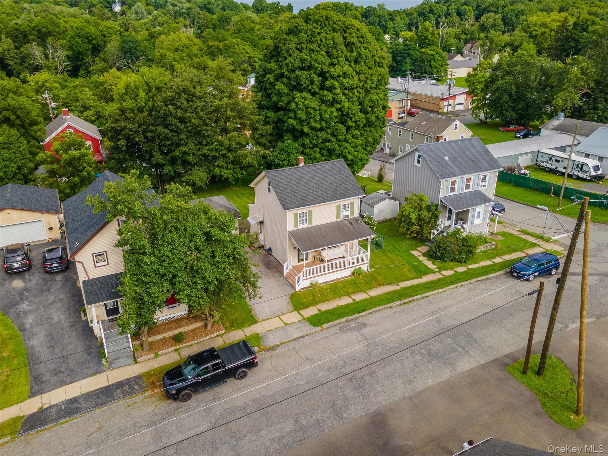 19 Railroad Avenue — photo