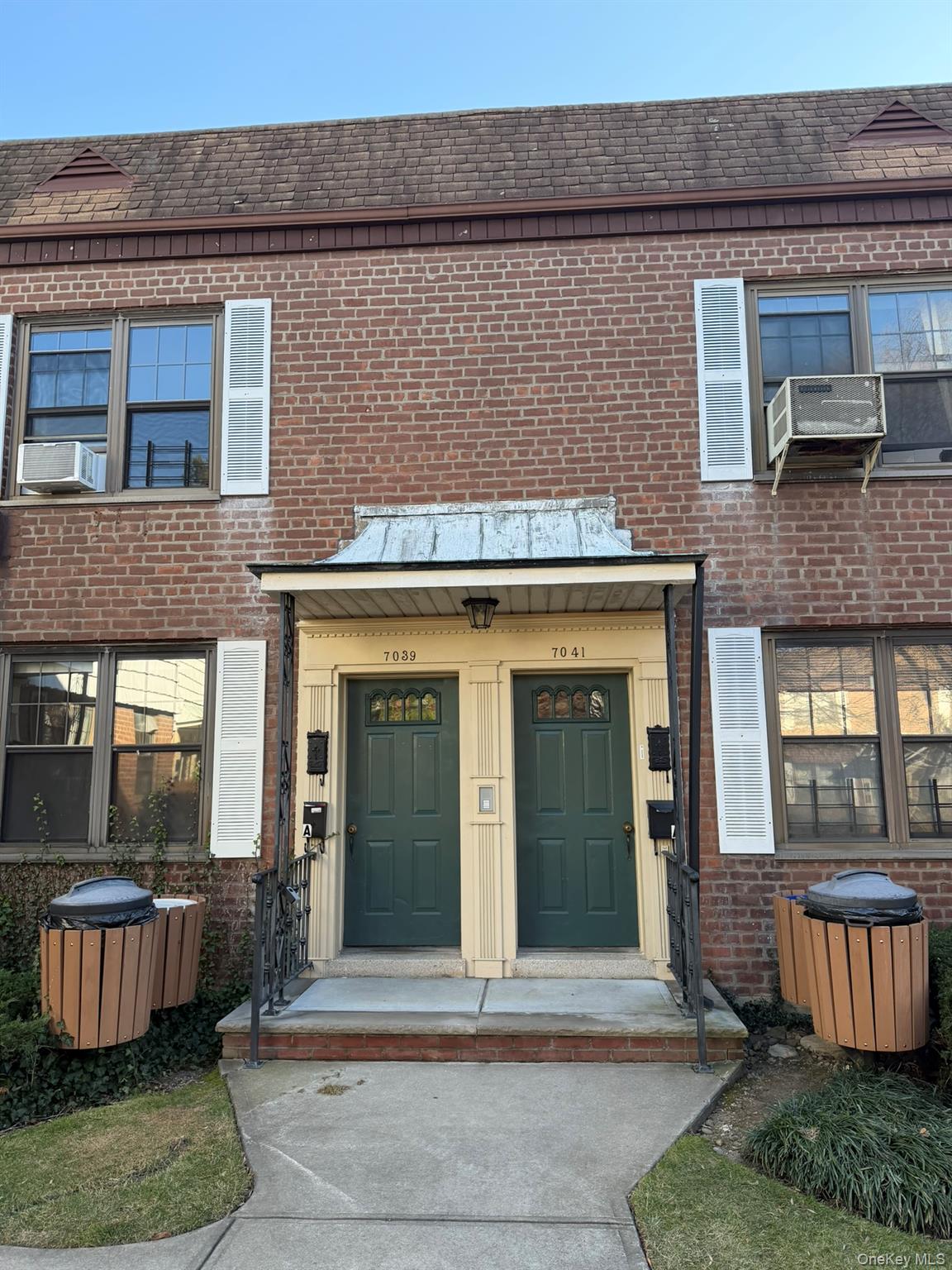 70-43 Park Drive East B — photo