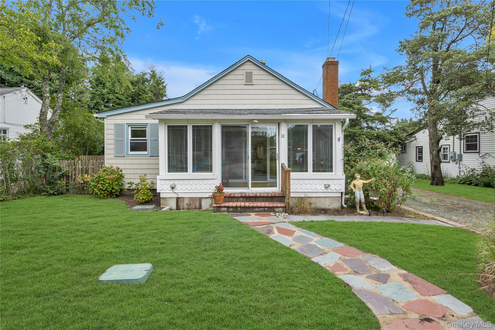 10 Mineola Court — photo