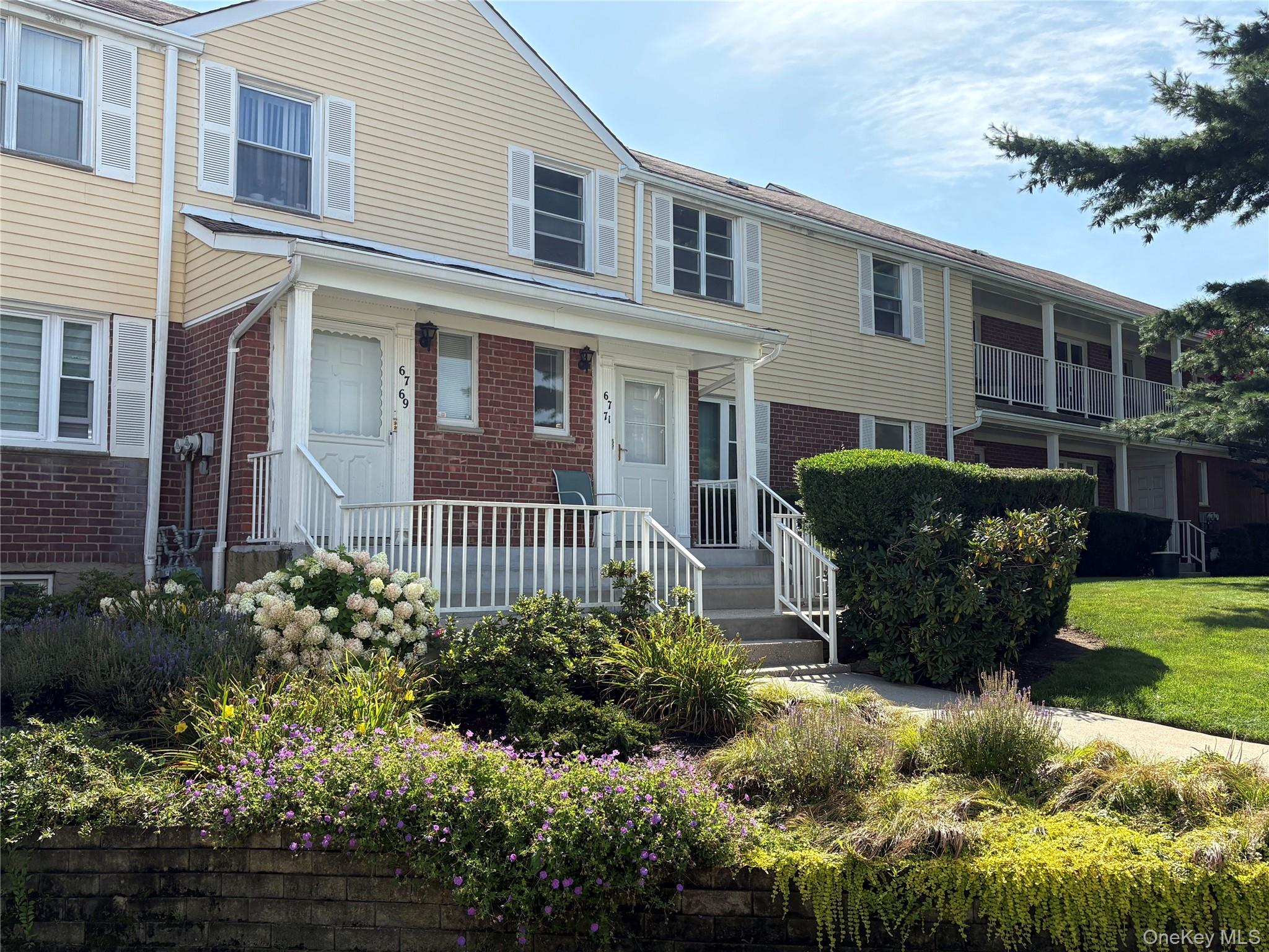 67-71 Cloverdale Lane 148 — photo