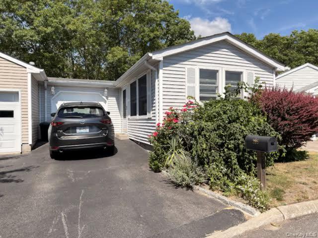 205 Village Circle W — photo