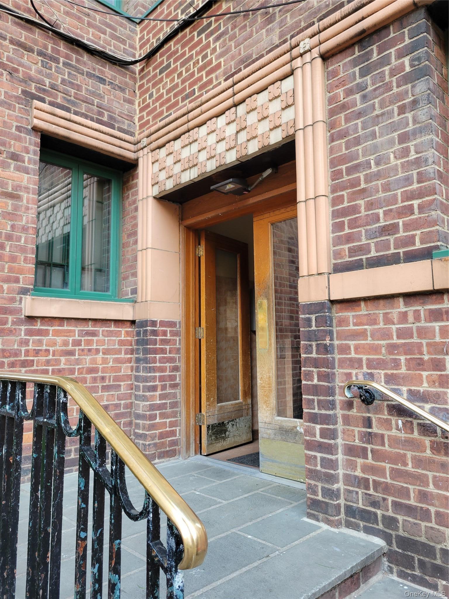 1503 Metropolitan Avenue 2F — photo