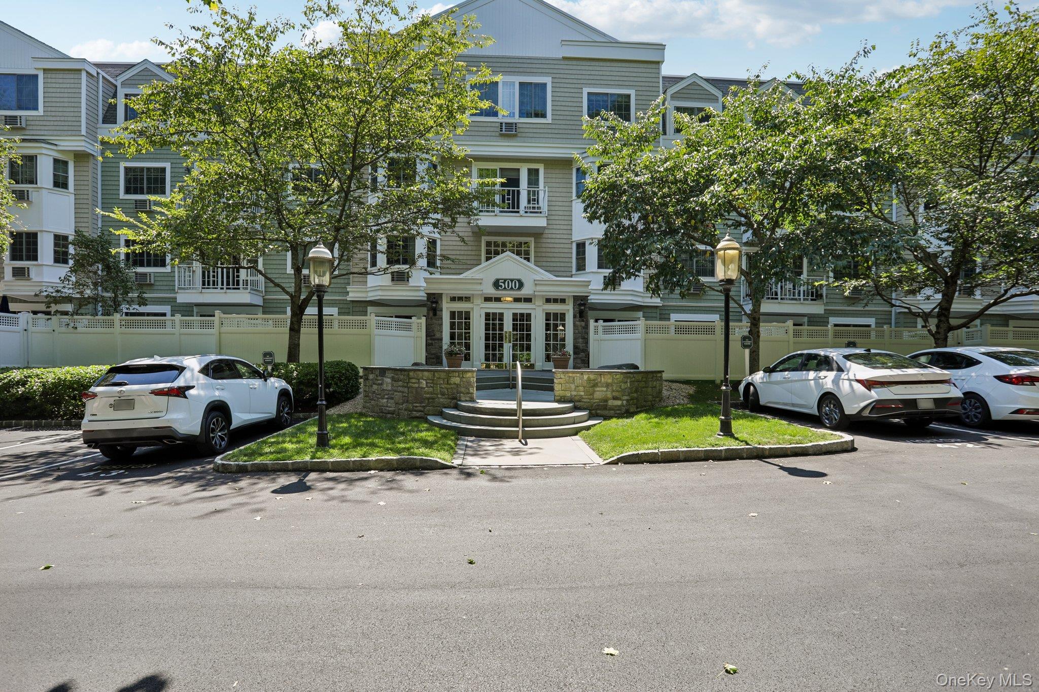 500 Pondside Drive 4L — photo