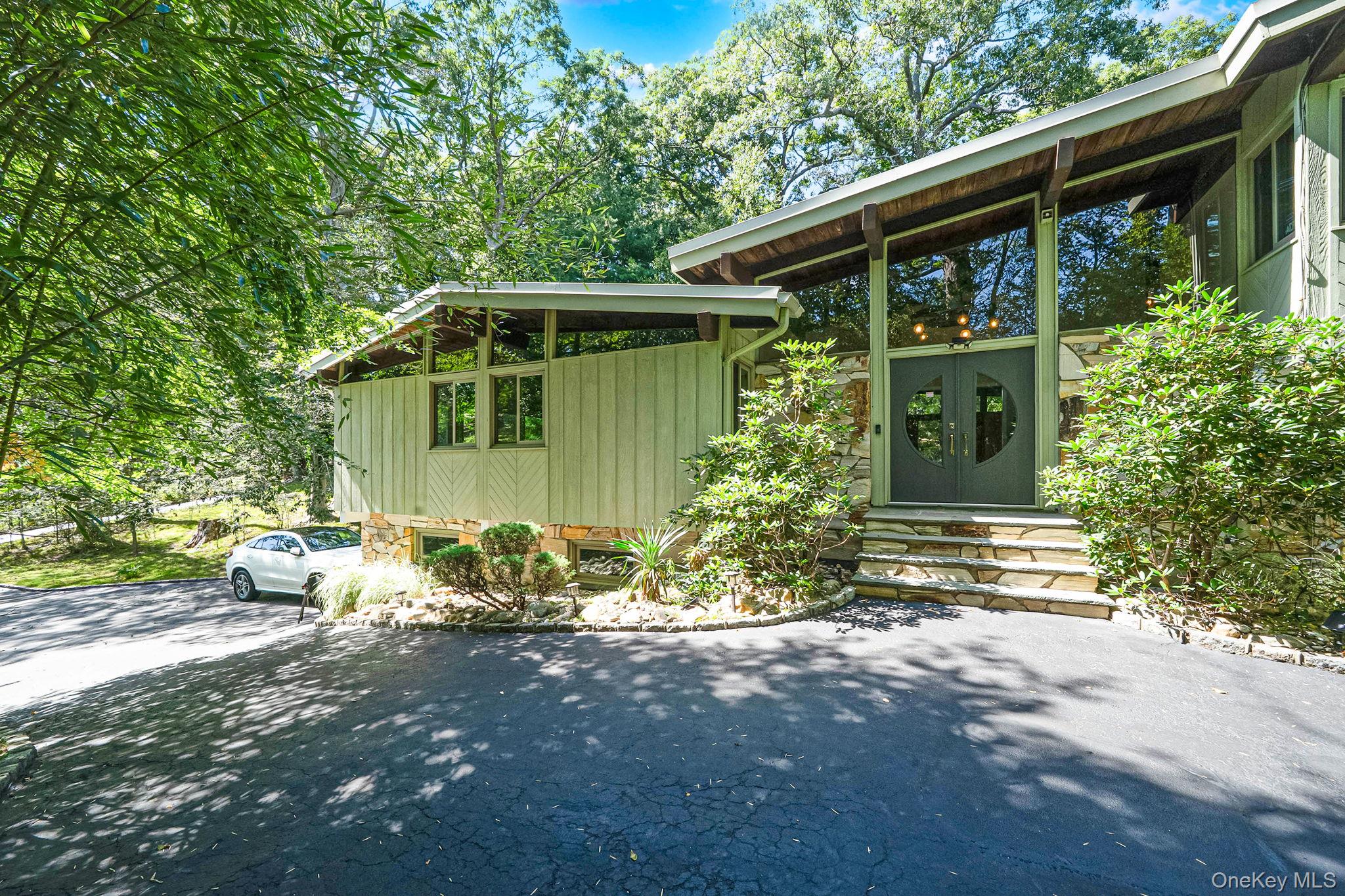 Home in Smithtown, NY 11787 — photo 2