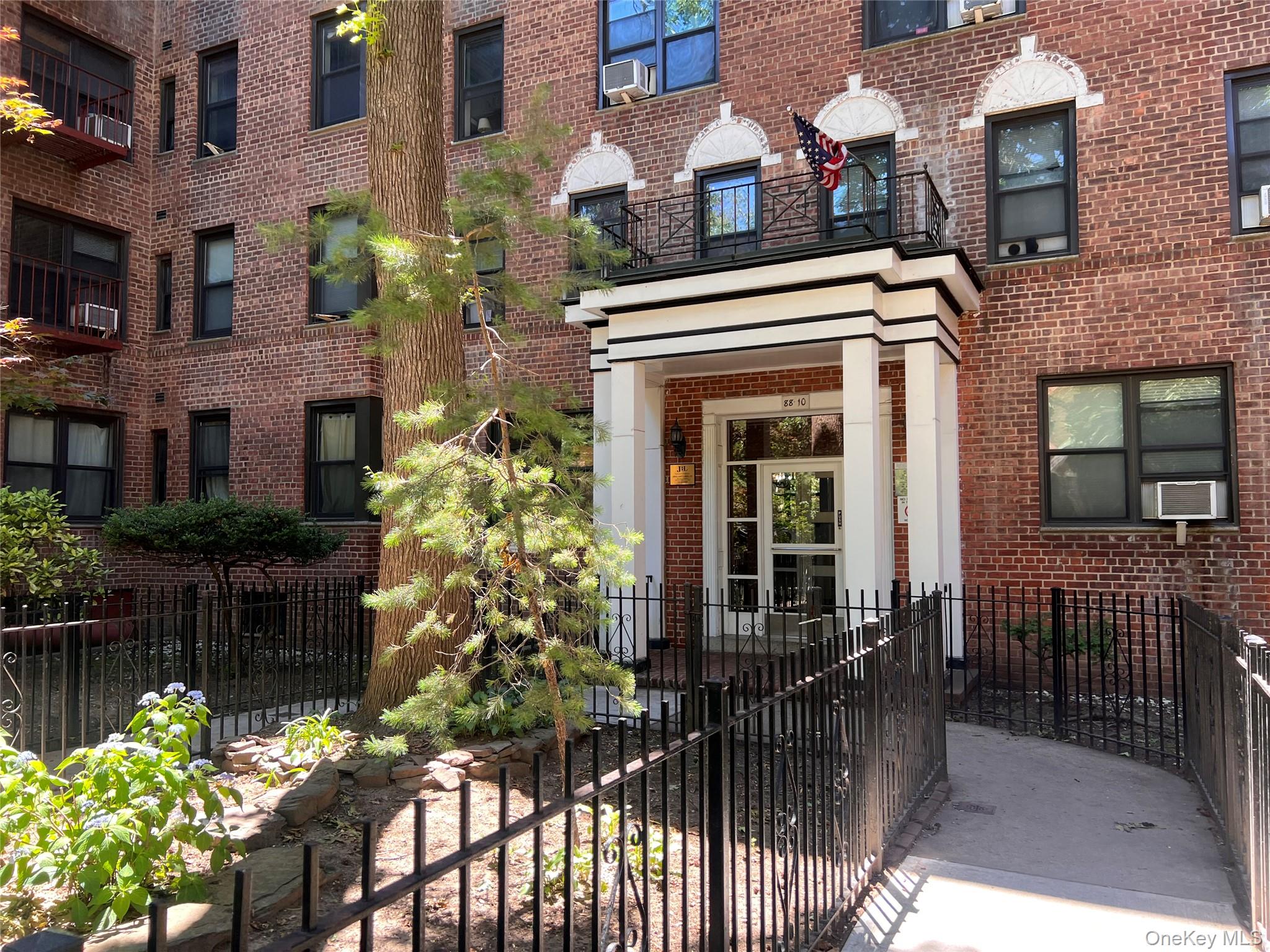 88-10 34 Avenue 6a — photo