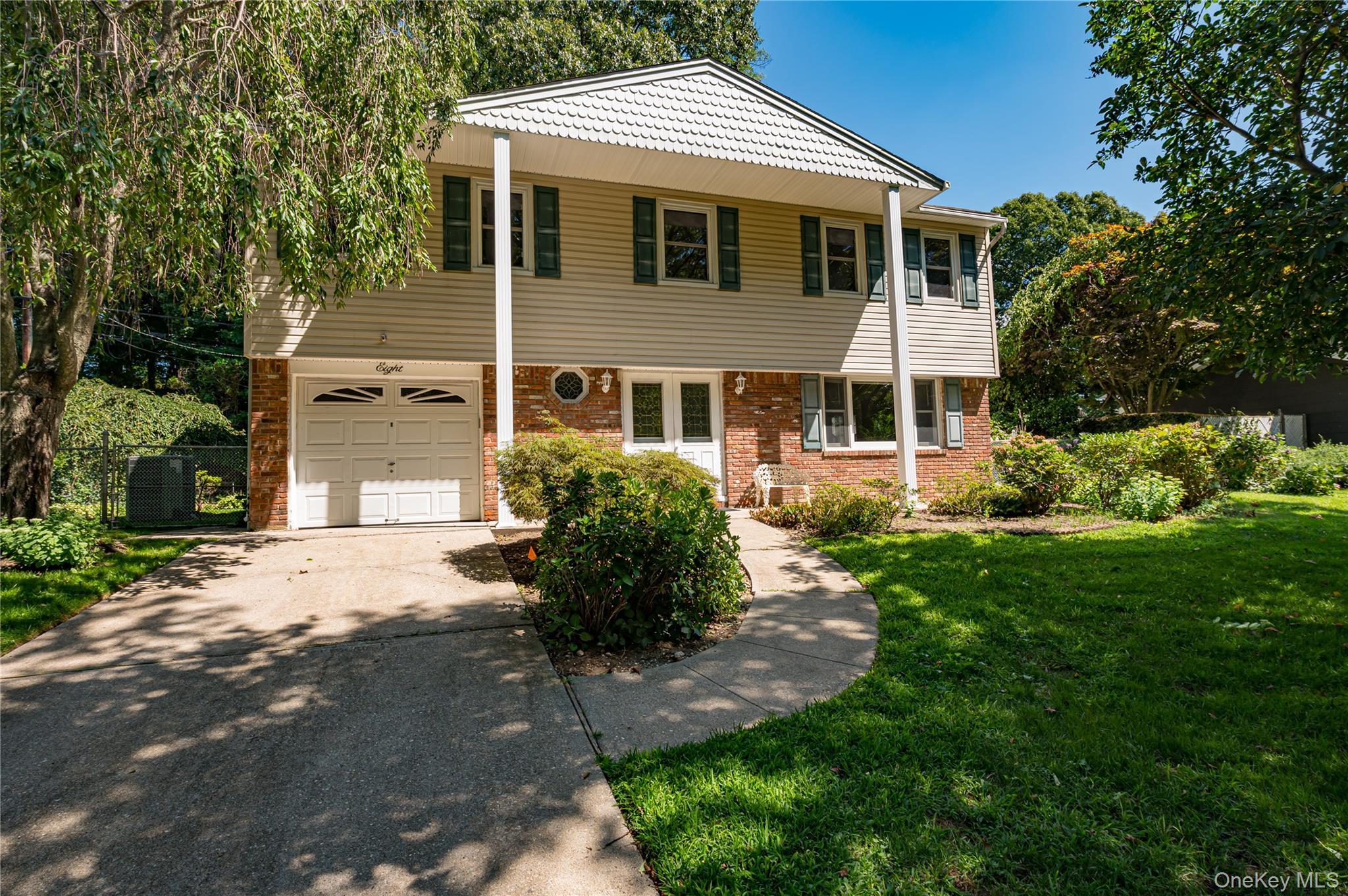 8 Salisbury Drive N — photo