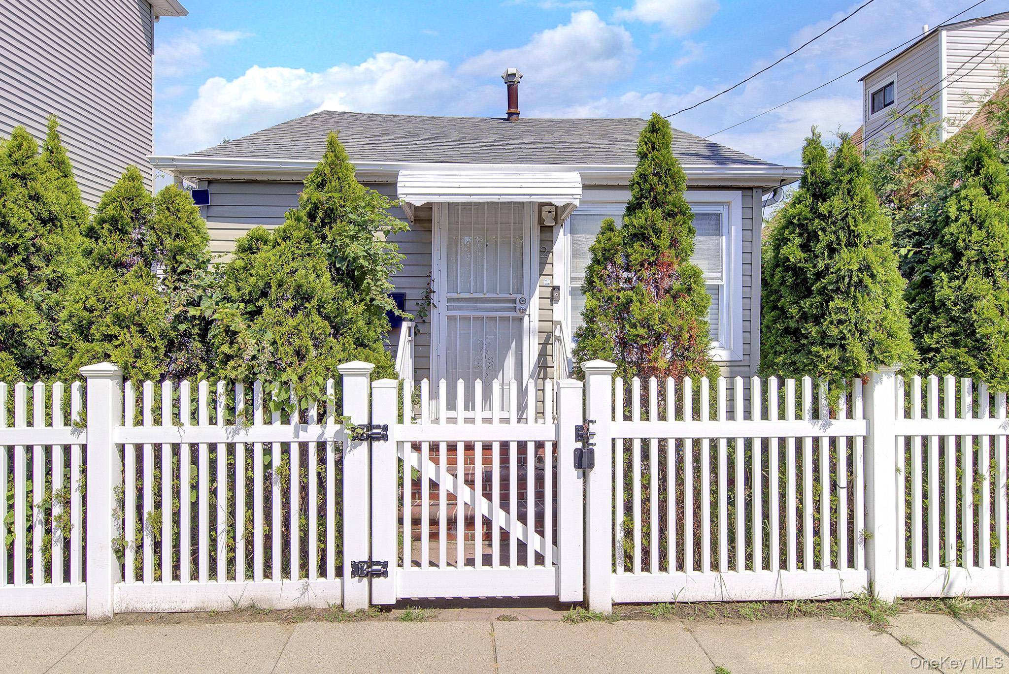 2 Sampson Street E — photo