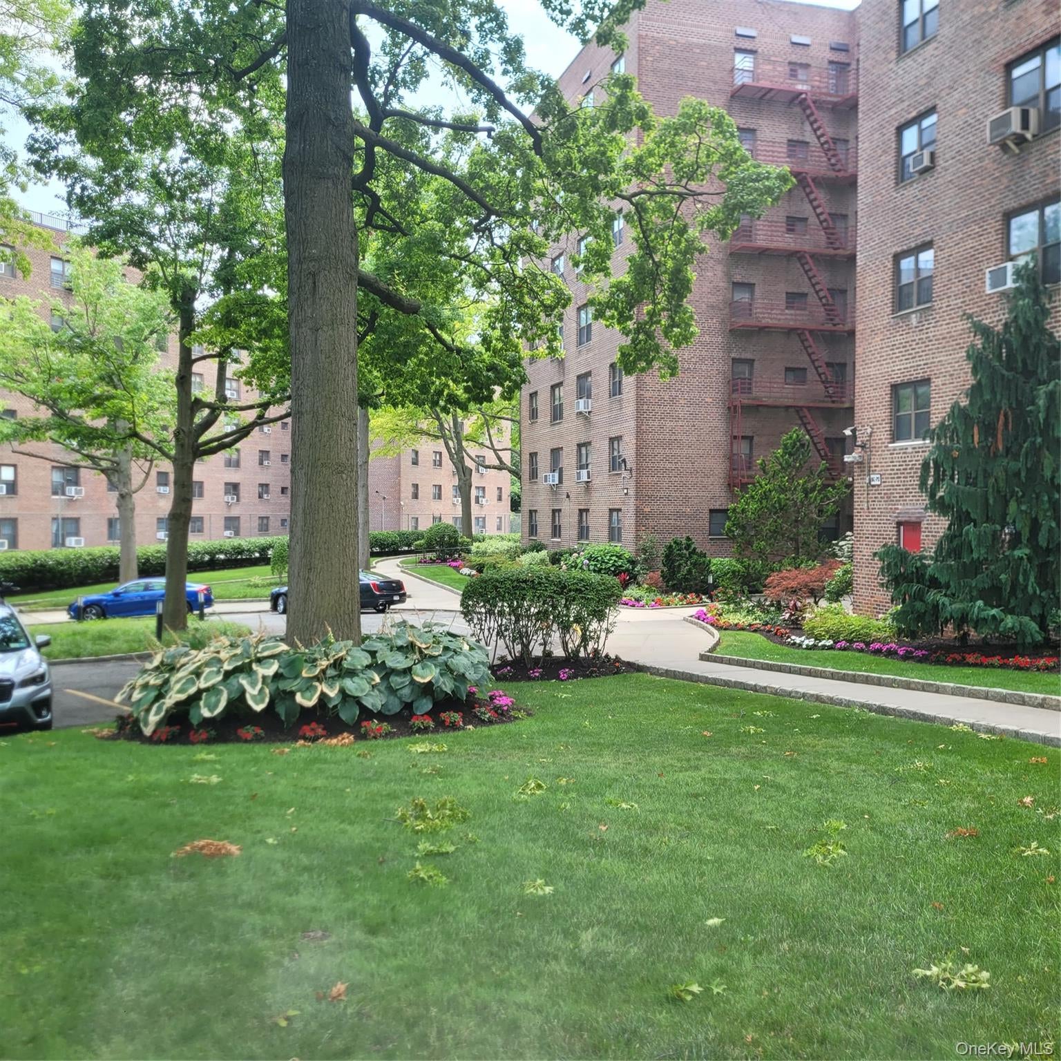 86-70 Francis Lewis a78 — photo