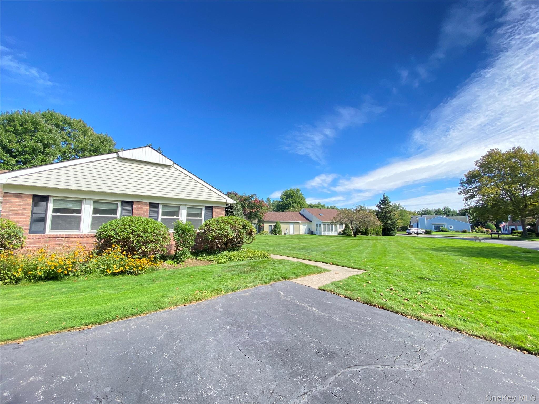 19 Hearthside Drive — photo