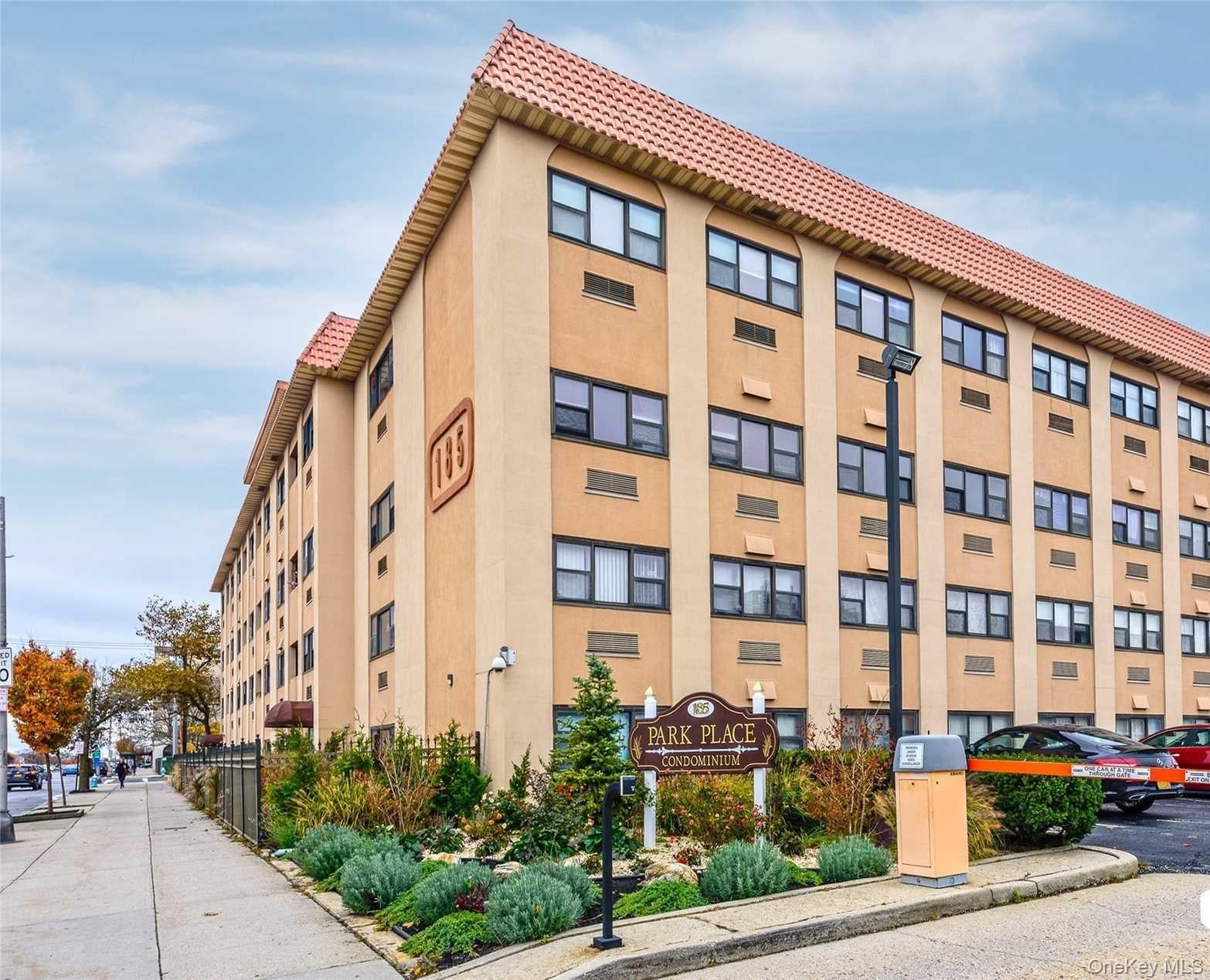 185 W Park Avenue 200 — photo