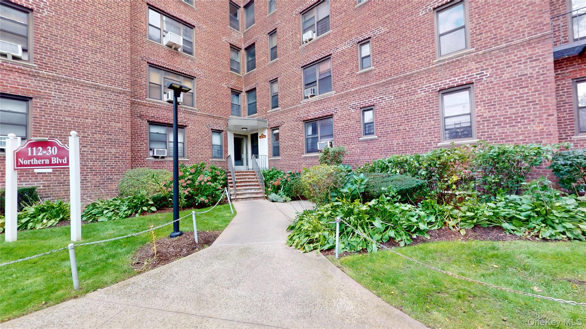 112-30 Northern Boulevard 4B — photo
