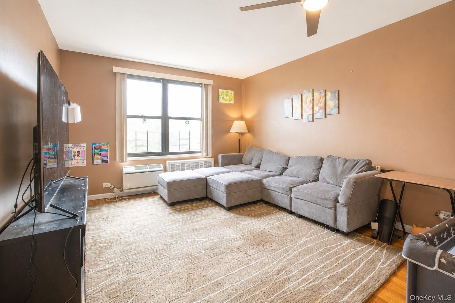 224-24 Union Turnpike 6G — photo