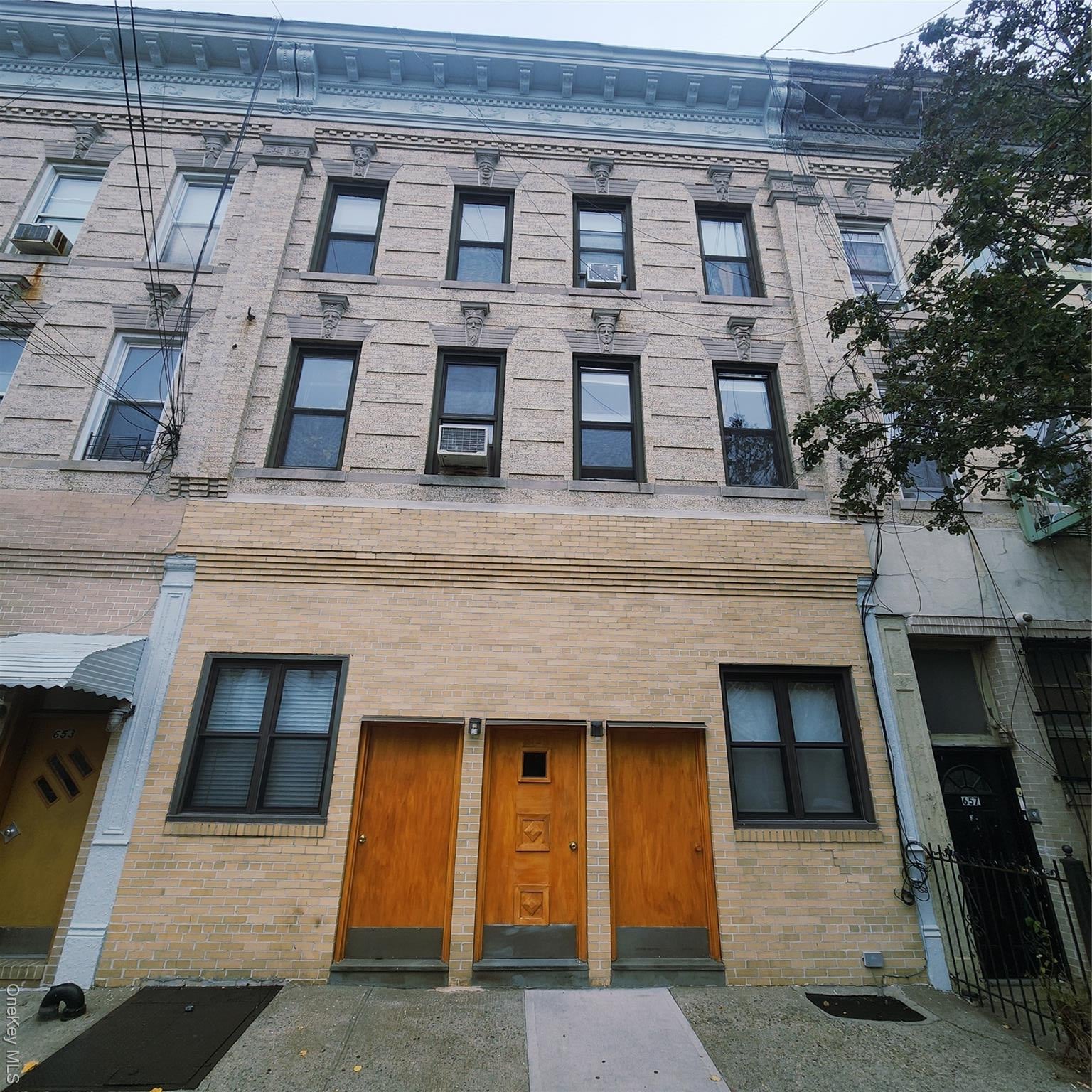 655 Woodward Avenue — photo