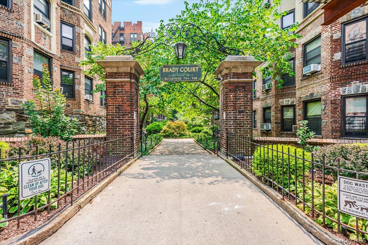 758 Brady 214 — photo